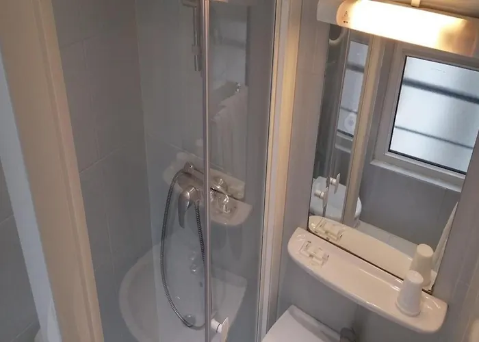 Hotel Modern 2*
